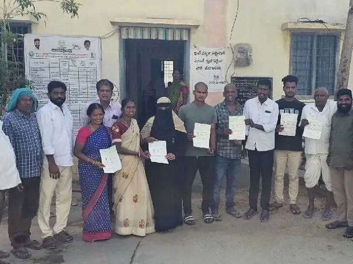 రామడుగులో సీఎంఆర్ఎఫ్ చెక్కుల పంపిణీ