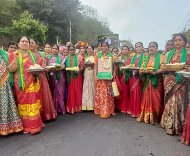 దుర్గమ్మను దర్శించుకున్న రాజధాని మహిళలు