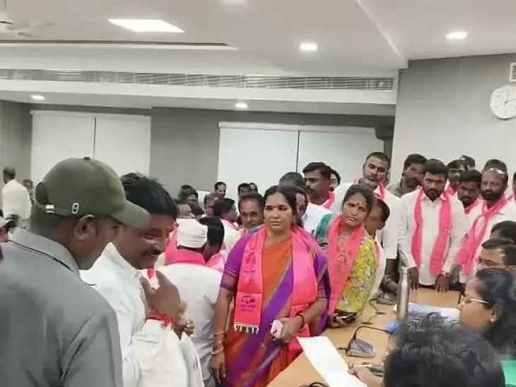 సింగూరు నీరు విడుదల చేయాలని కలెక్టర్‌కు వినతి