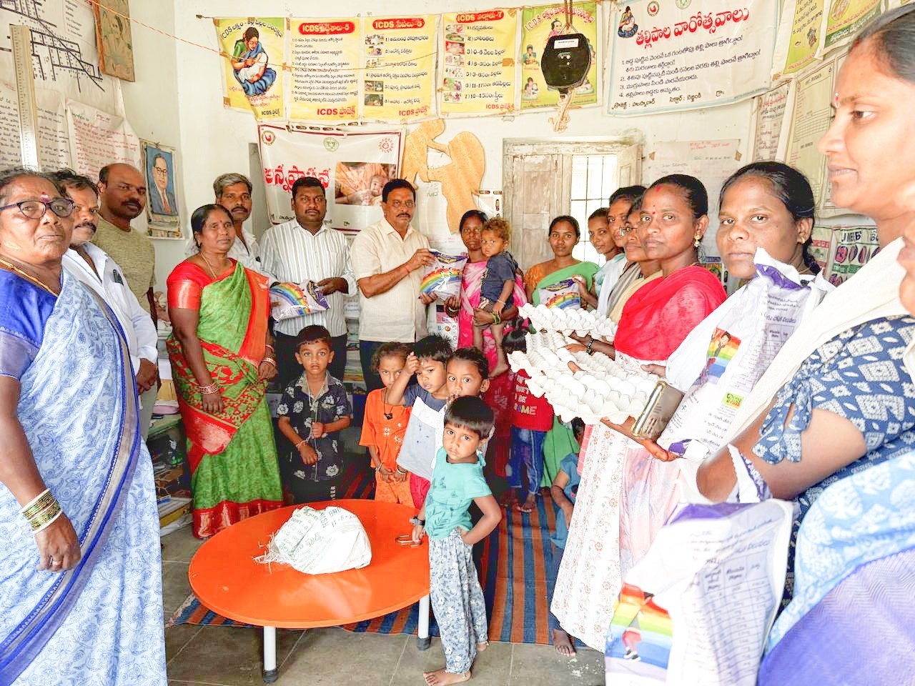 అంగన్వాడీ కేంద్రంలో పౌష్టికాహారం పంపిణీ