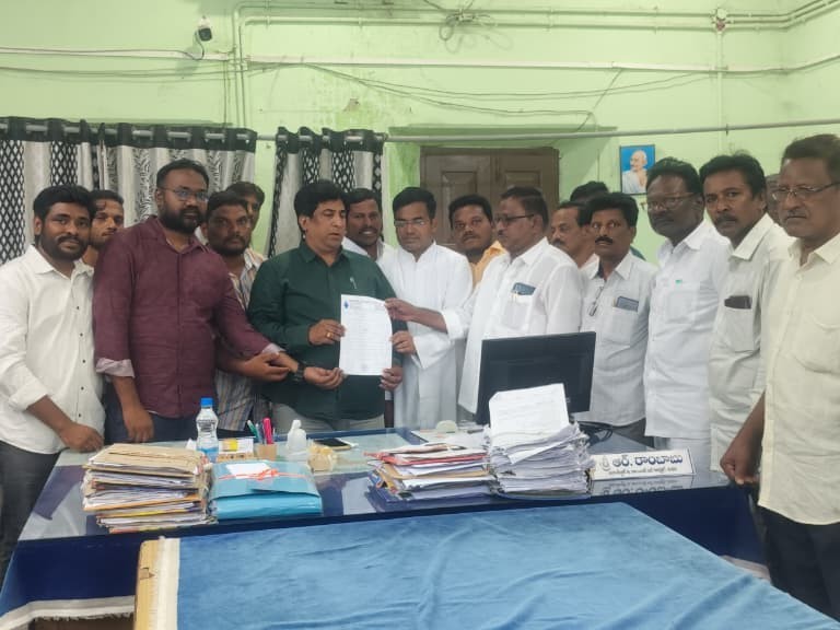 ‘సమాధుల స్థలానికి రహదారి సౌకర్యం కల్పించాలి’