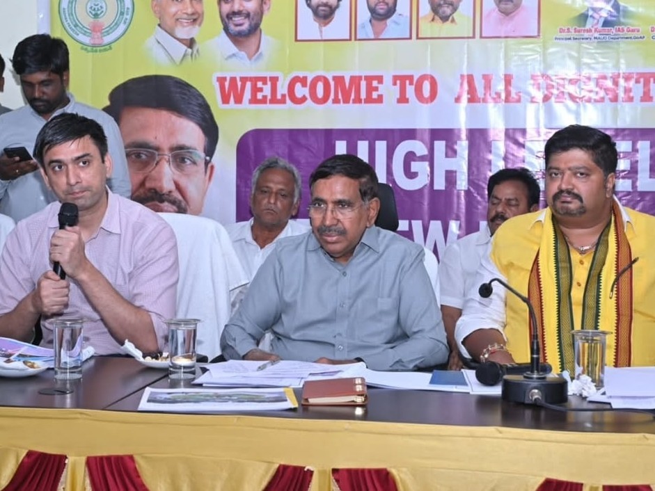 నగరపాలక అభివృద్ధి పనులపై మంత్రి సమీక్ష