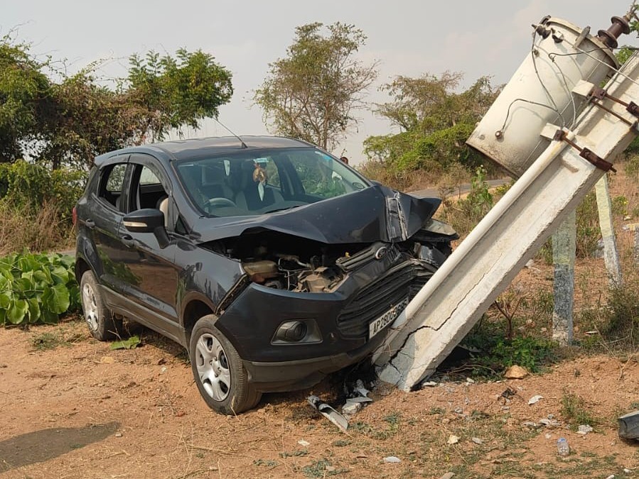 విద్యుత్ స్తంభాన్ని ఢీకొన్న కారు