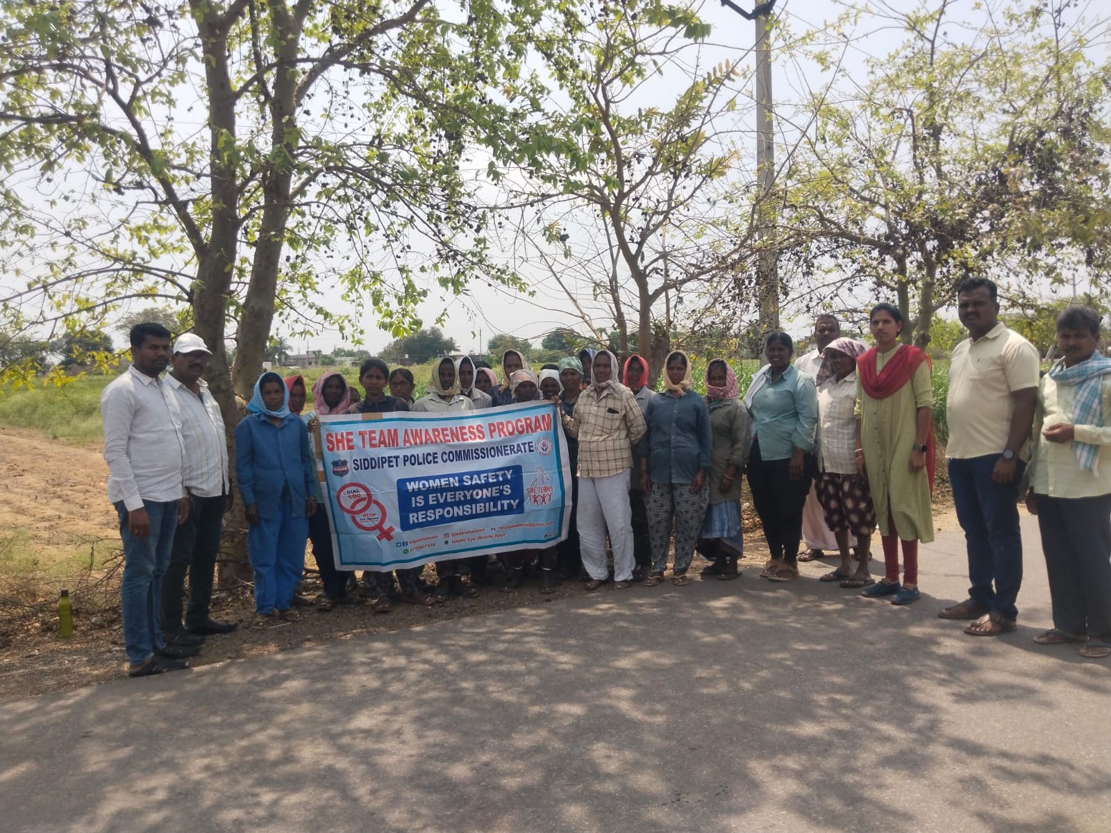 కూలీలకు అవగాహన కల్పించిన  షీ టీం