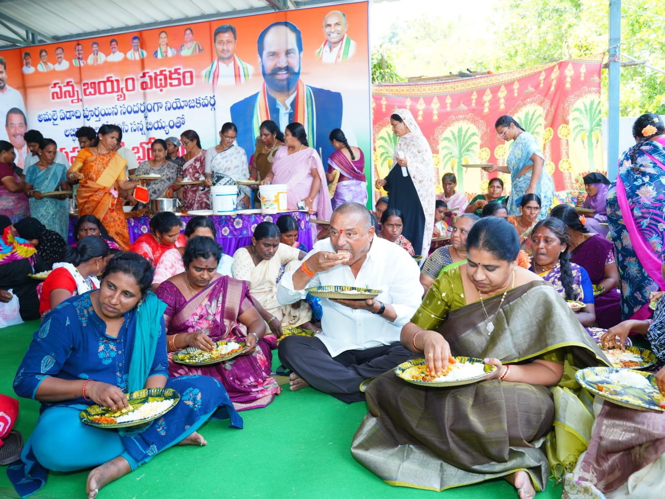 ప్రజలతో కలిసి ఎమ్మెల్యే సహపంక్తి భోజనం