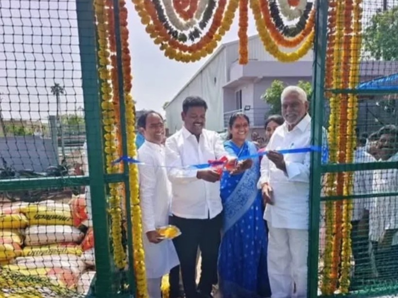 బాక్స్ క్రికెట్ గ్రౌండ్ ప్రారంభించిన మాజీ మంత్రి