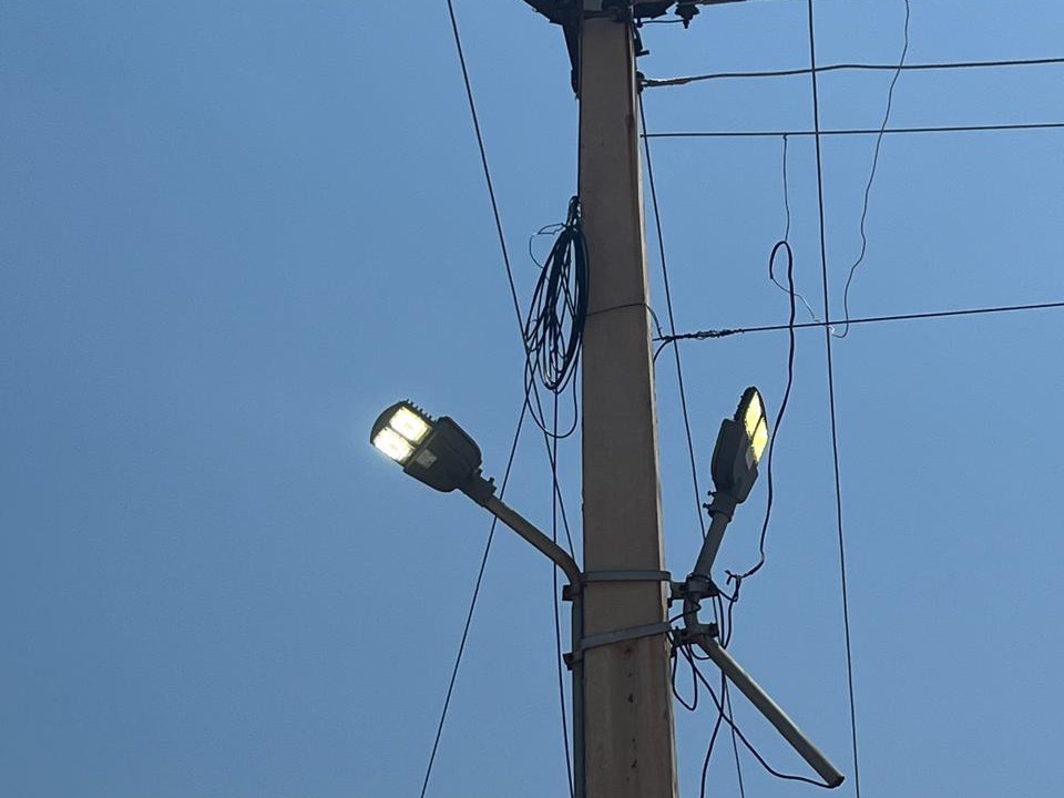 పట్ట పగలే వెలుగుతున్న లైట్లు!