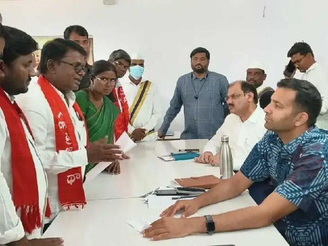 రోడ్డు పునరుద్ధరణ చేపట్టాలని వినతి