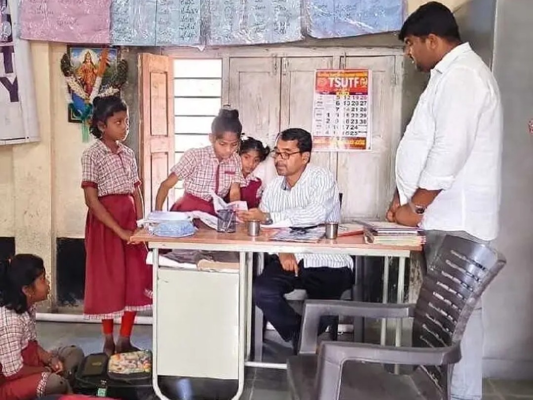 విద్యార్థుల సామర్ధ్యాలను పరిశీలించిన ఎంఈవో