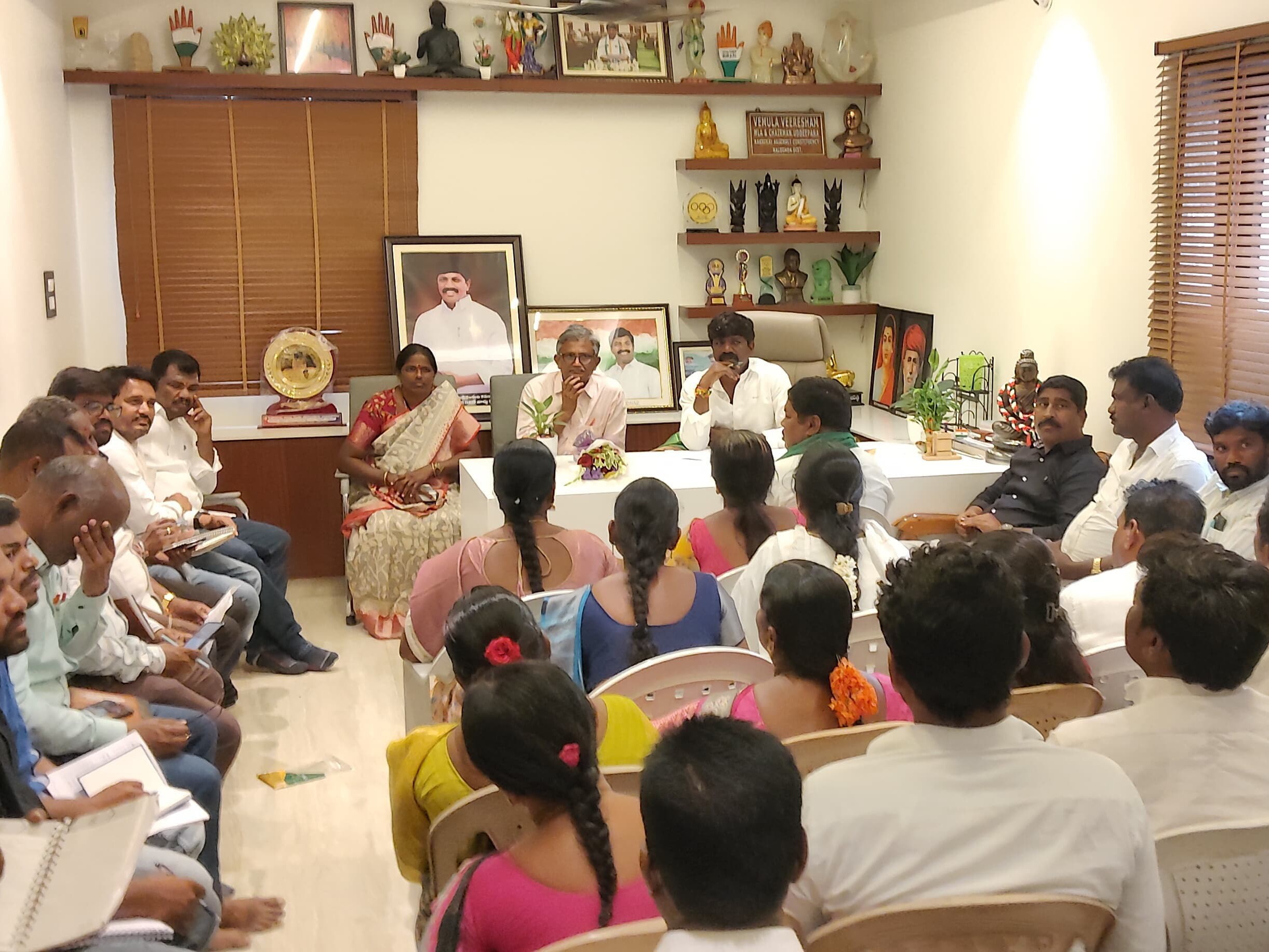 విద్యుత్ అధికారులతో ఎమ్మెల్యే సమీక్ష