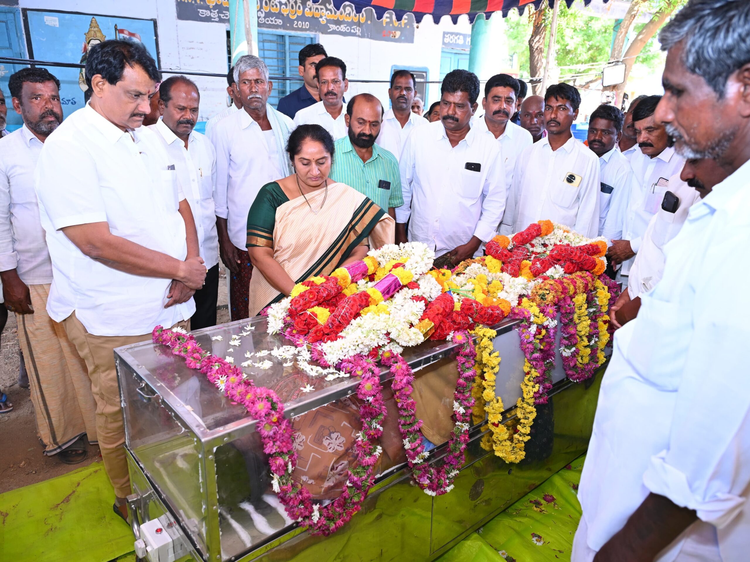 మృతదేహానికి నివాళులర్పించిన మంత్రి సవిత