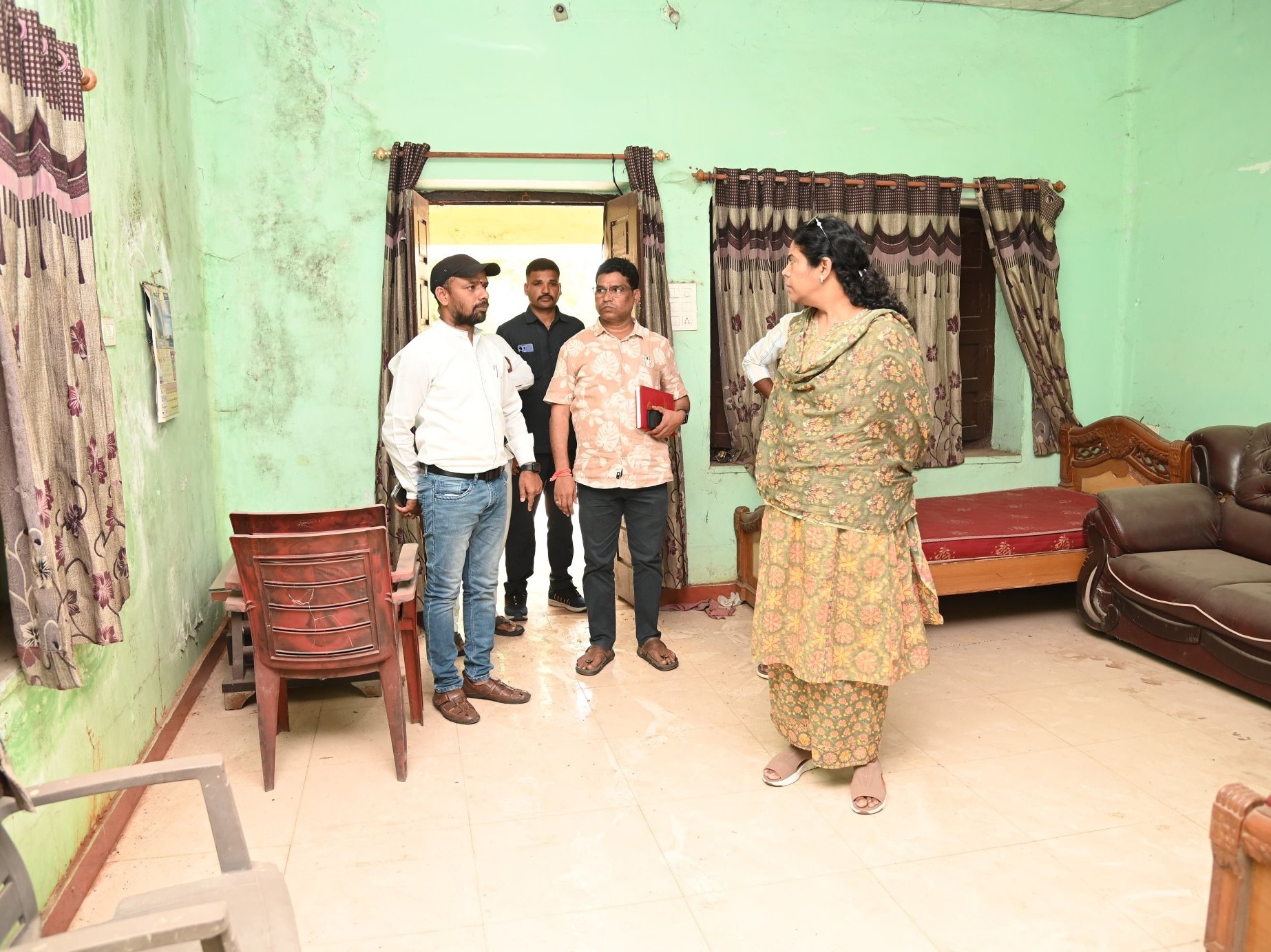 R&B గెస్ట్‌ హౌస్‌ను సందర్శించిన కలెక్టర్