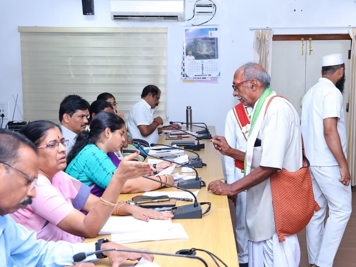 ప్రజావాణిలో 150 వినతులు స్వీకరించిన కలెక్టర్