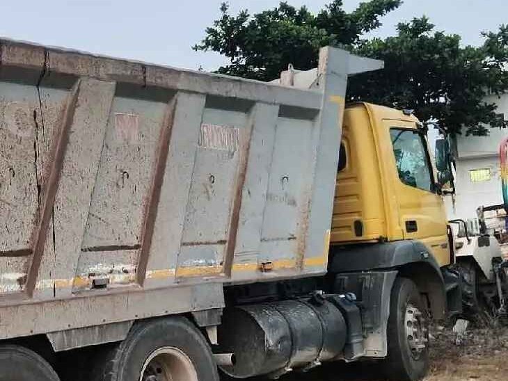 అక్రమంగా ఇసుక తరలిస్తున్న టిప్పర్ సీజ్