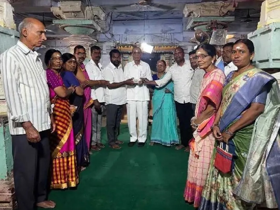 త్రిలింగేశ్వర ఆలయానికి లక్ష విరాళం