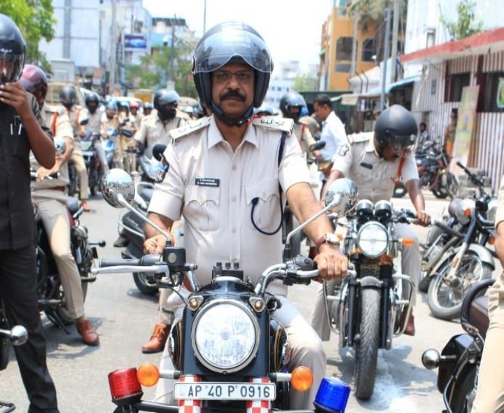 హెల్మెట్ ధారణపై పోలీసుల ర్యాలీ