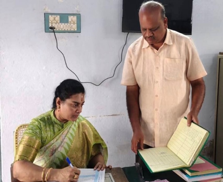 గ్రంథాలయాన్ని ఆకస్మిక తనిఖీ చేసిన పద్మజా