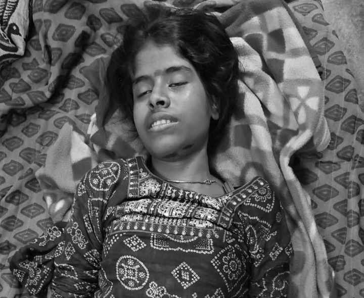 ఉరి వేసుకుని మైనర్ బాలిక ఆత్మహత్య