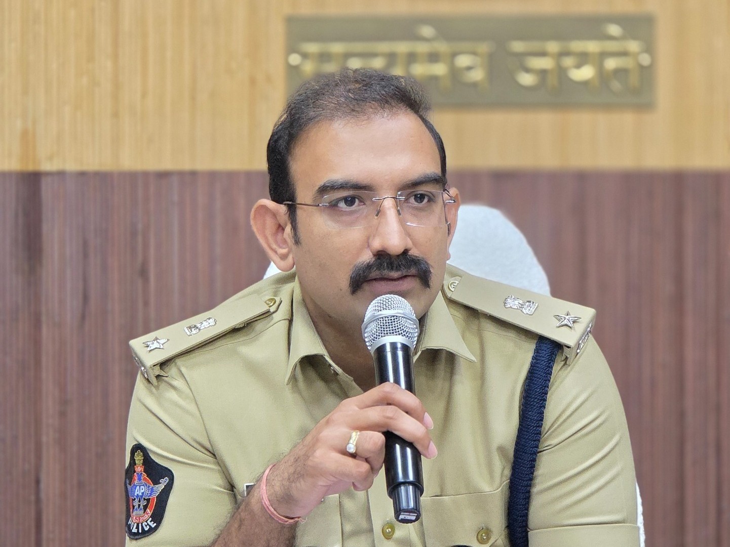 ఆన్‌లైన్ మోసాలపై అప్రమత్తంగా ఉండాలి: ఎస్పీ