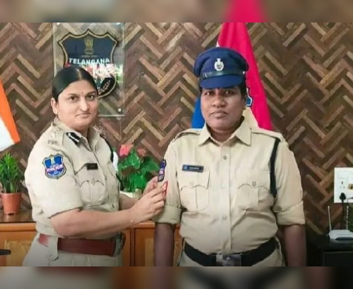 పోలీస్ సిబ్బందికి పదోన్నతి చిహ్నాల ప్రదానం