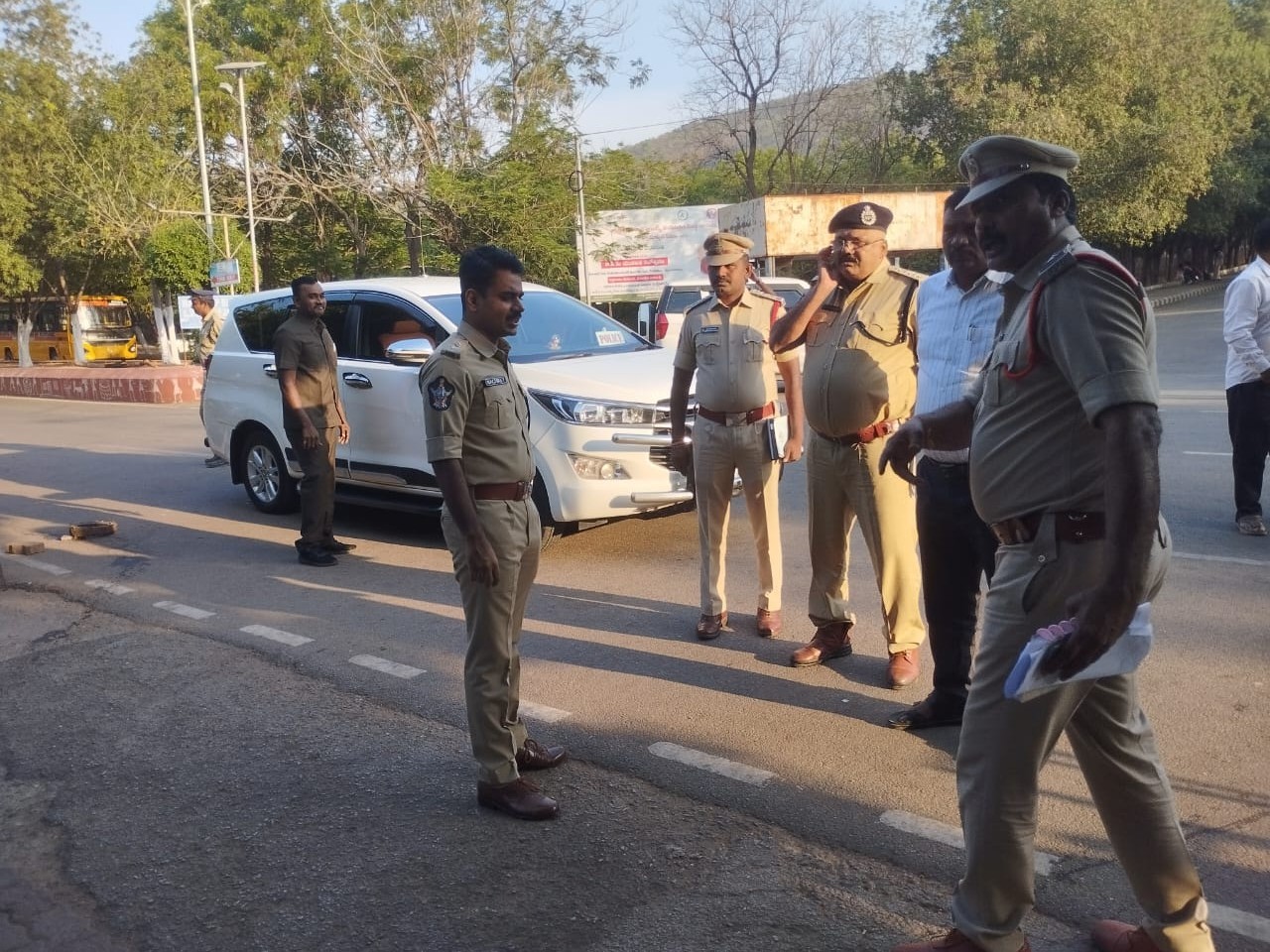 నేర స్థలాన్ని పరిశీలించిన ఎస్పీ