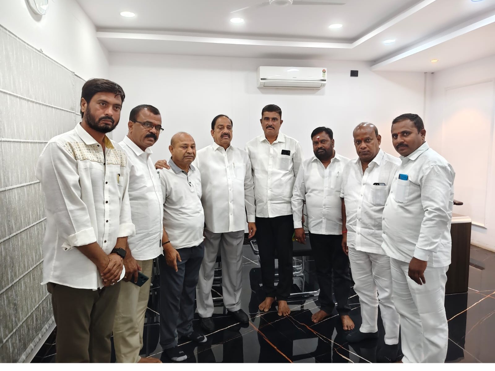 మంత్రిని కలిసిన మార్కెట్ కమిటీ ఛైర్మన్