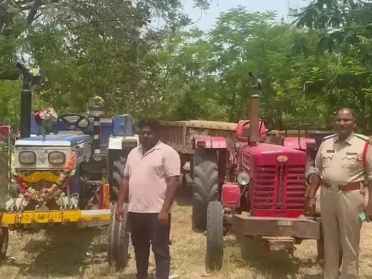 అక్రమంగా ఇసుక తరలిస్తూ రెండు ట్రాక్టర్లు పట్టివేత