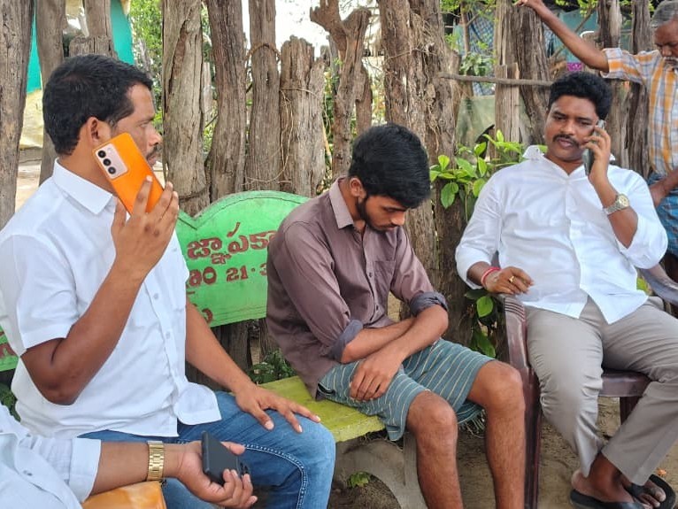 హ్యాండీక్యాప్డ్ బాలుడికి ఆర్థిక సాయం