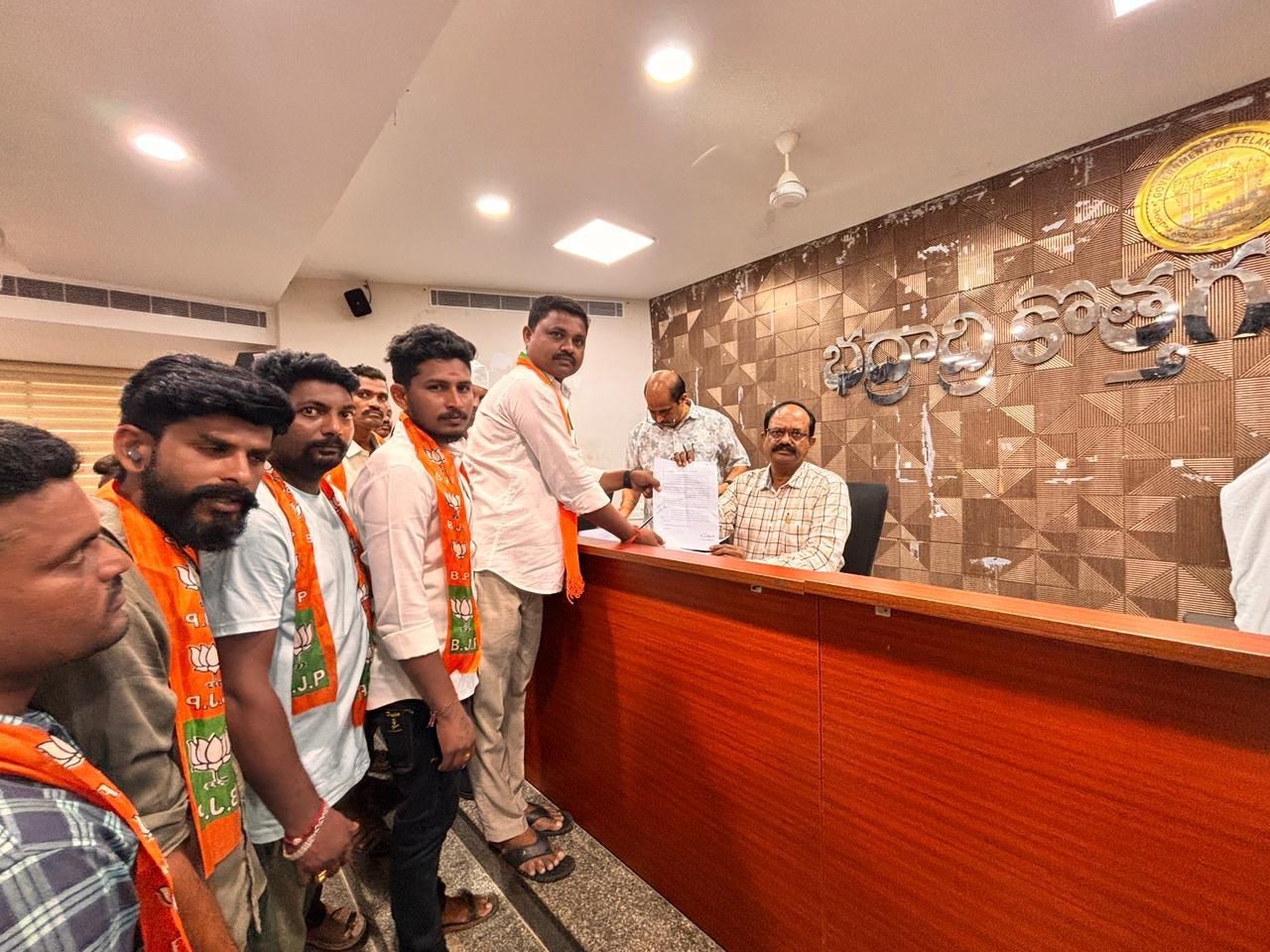 ‘పాల్వంచ ప్రజలు మౌలిక సదుపాయాలకు దూరం’