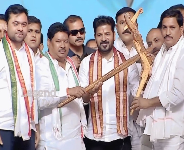 సీఎంకు నాగలిని బహుకరించిన ఆడే గజేందర్