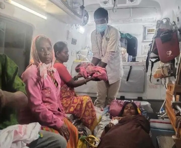 అంబులెన్స్ లో డెలివరీ తల్లి బిడ్డ క్షేమం