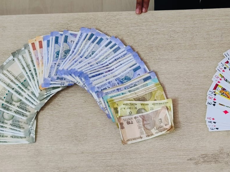 పేకాట స్థావరాలపై దాడులు ఐదుగురిపై కేసు