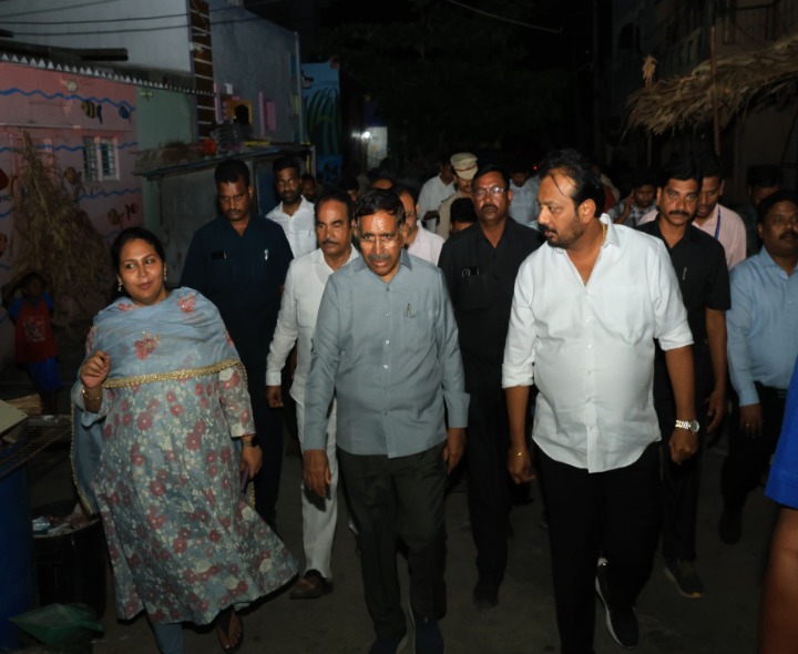 స్కావెంజర్ కాలనీ సమస్యలపై నేతల పర్యటన