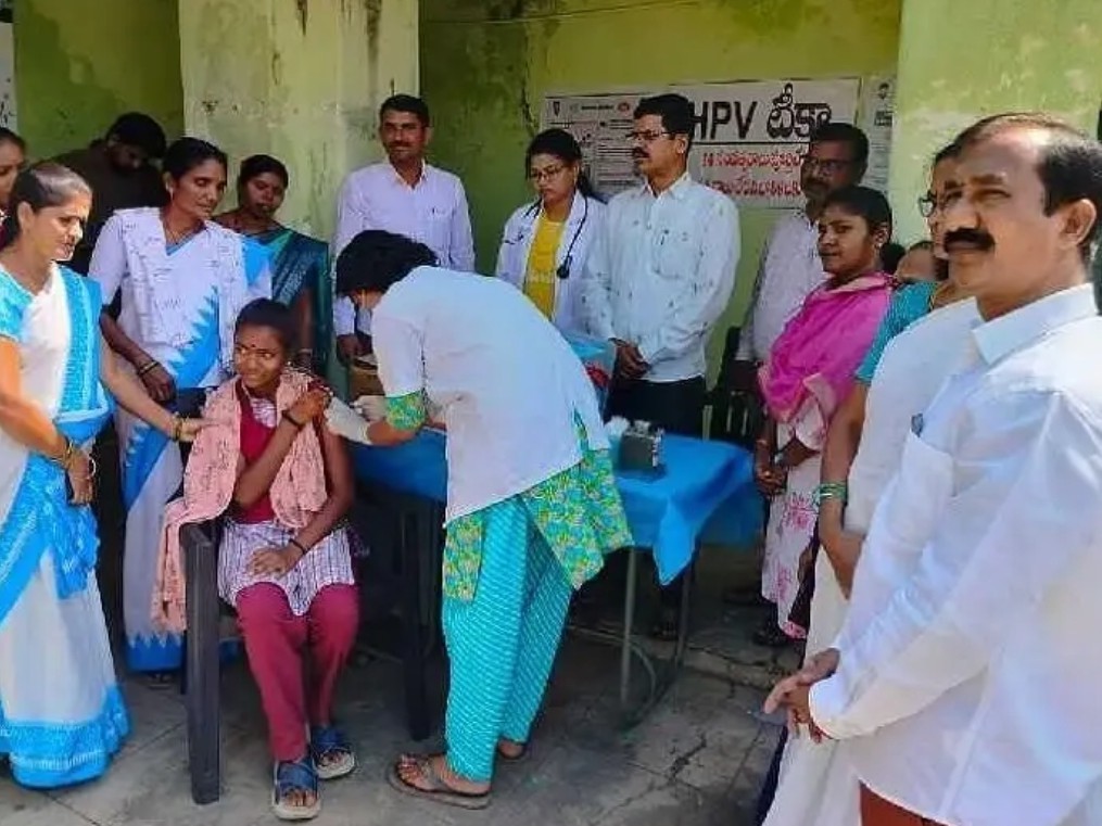 బాలికలకు హెచ్పీవీ టీకాల పంపిణీ