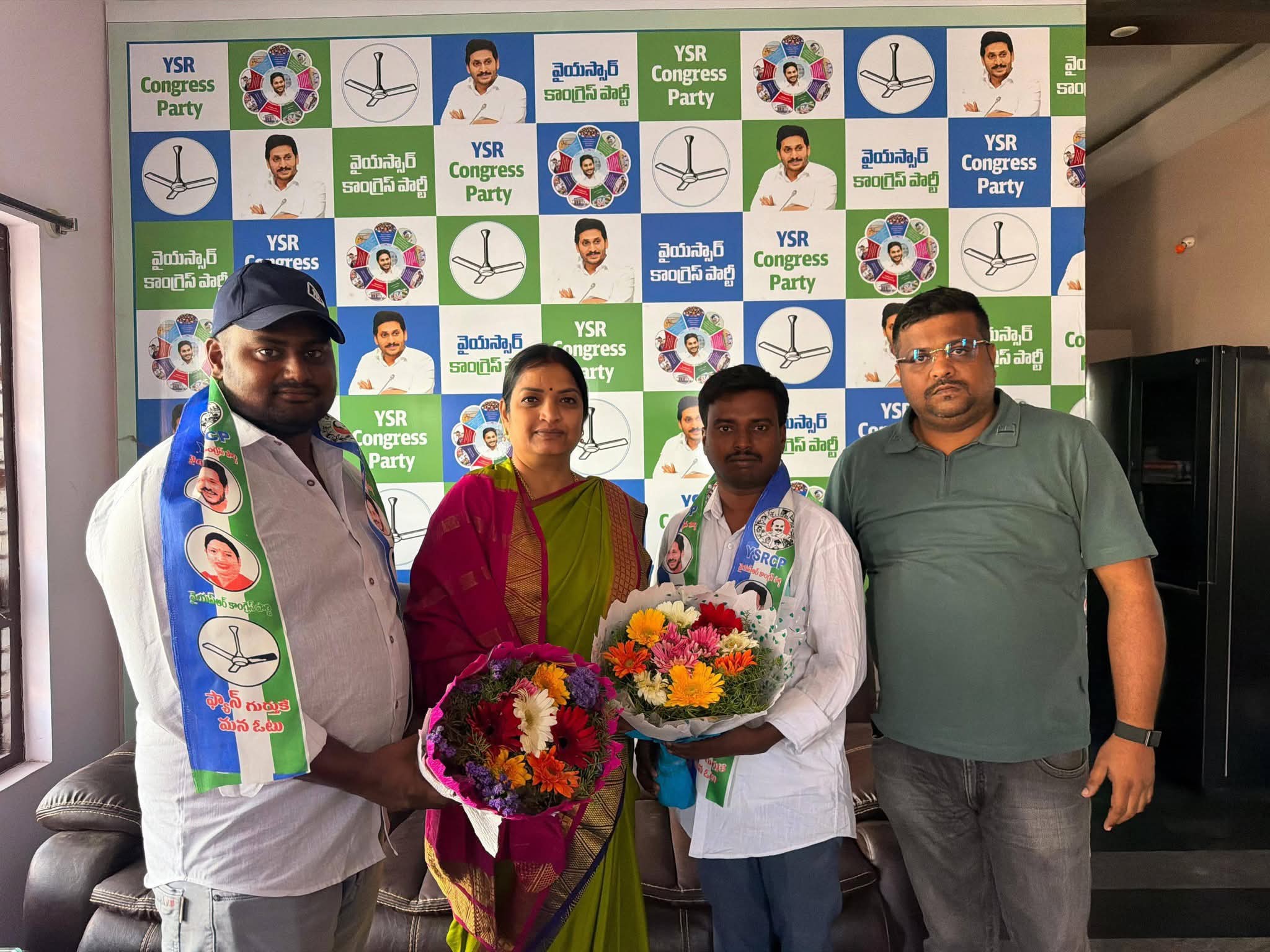 సోమందేపల్లిలోని వైసీపీలో చేరిన టీడీపీ నాయకులు