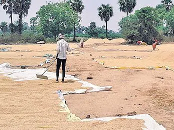 ధాన్యం కొనుగోలు కేంద్రాల వద్ద రైతుల పడిగాపులు