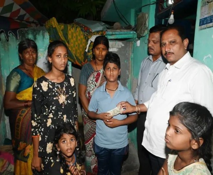 బాధితులకు ఆర్థిక సాయం అందజేసిన ఎమ్మెల్యే