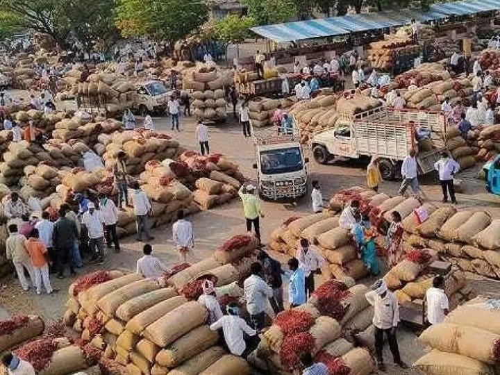 వరస సెలవులు.. మార్కెట్కు పోటెత్తిన మిర్చి