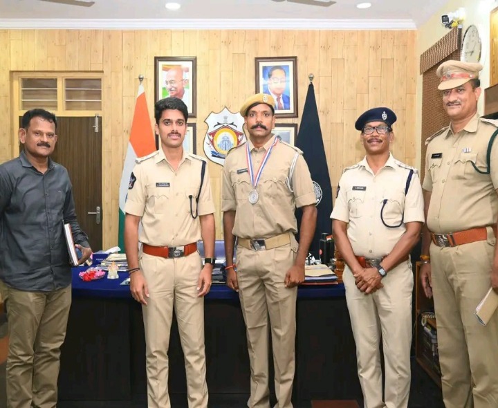 హోంగార్డ్‌ను అభినందించిన ఎస్పీ