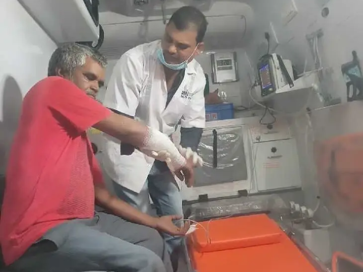 డివైడర్‌ను ఢీ కొట్టిన లారీ.. డ్రైవర్‌కు గాయాలు