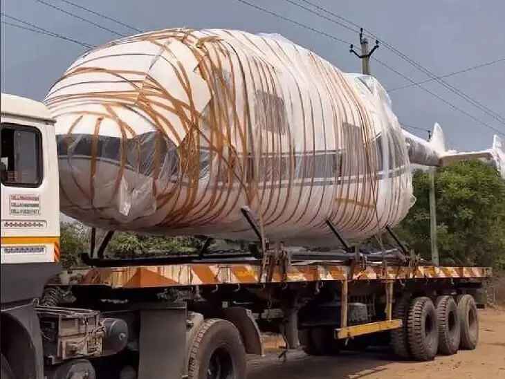 లారీ ఎక్కిన హెలికాప్టర్..!