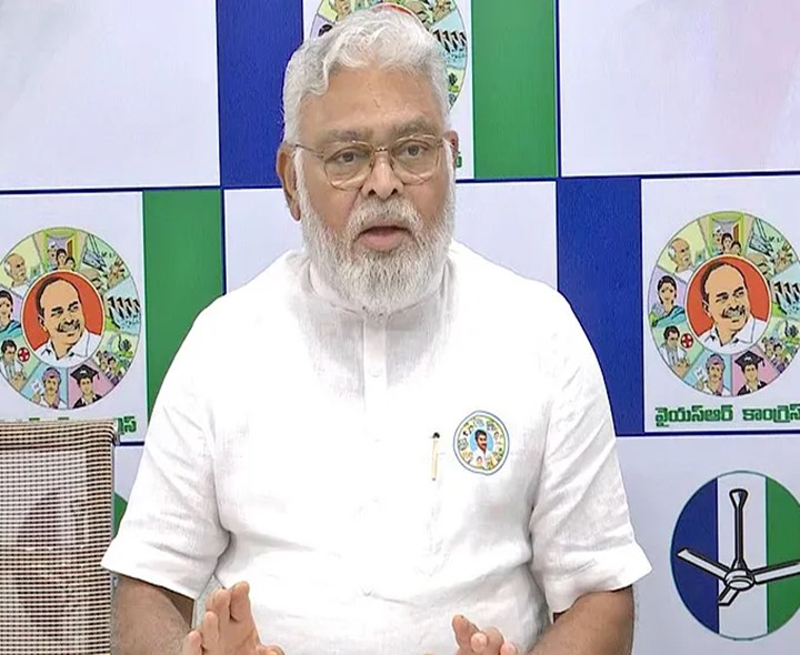 ప్రముఖ పత్రికా కార్యాలయం వద్ద వైసీపీ నిరసన