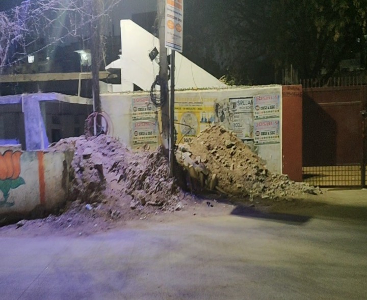 రోడ్ల పైనే నిర్మాణ వ్యర్ధాల డంపింగ్