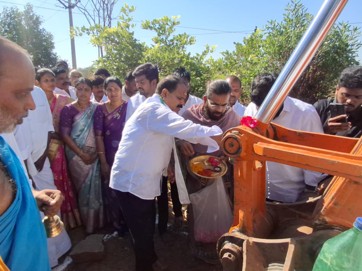 బీటీ రోడ్డు పనులను ప్రారంభించిన ఎమ్మెల్యే