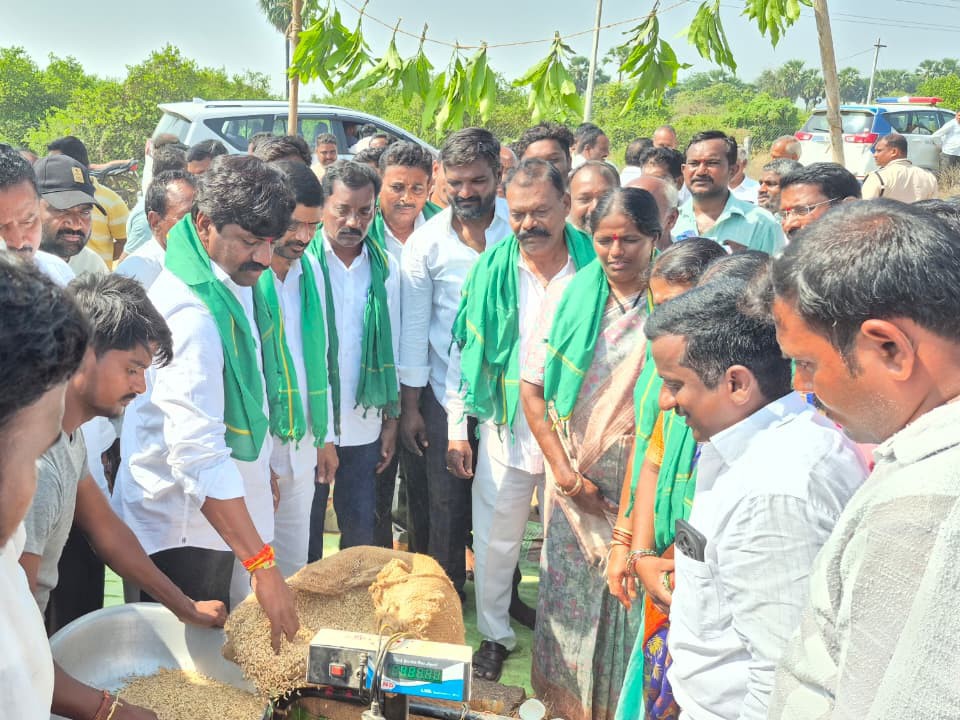 మండలంలో ధాన్యం కొనుగోలు కేంద్రాలు ప్రారంభం