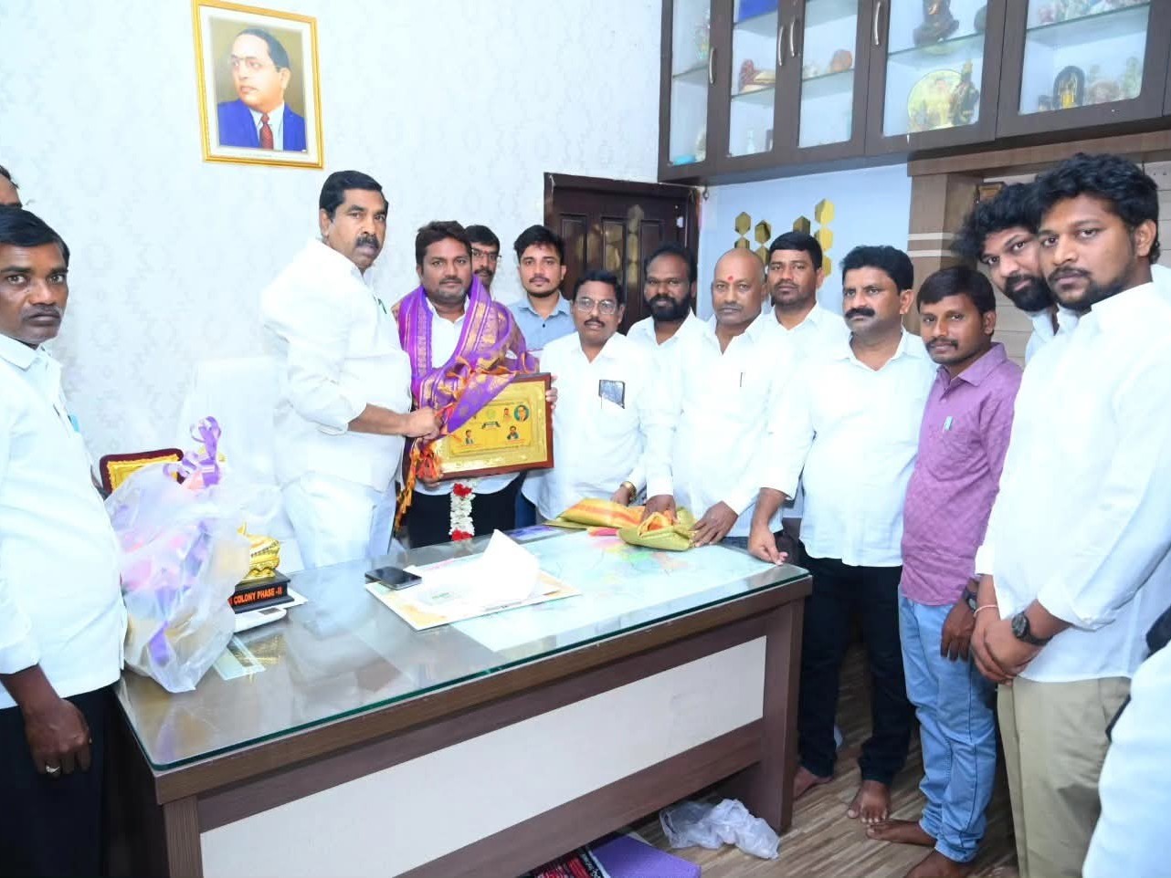 దళిత రత్న అవార్డును అందుకున్న రవి