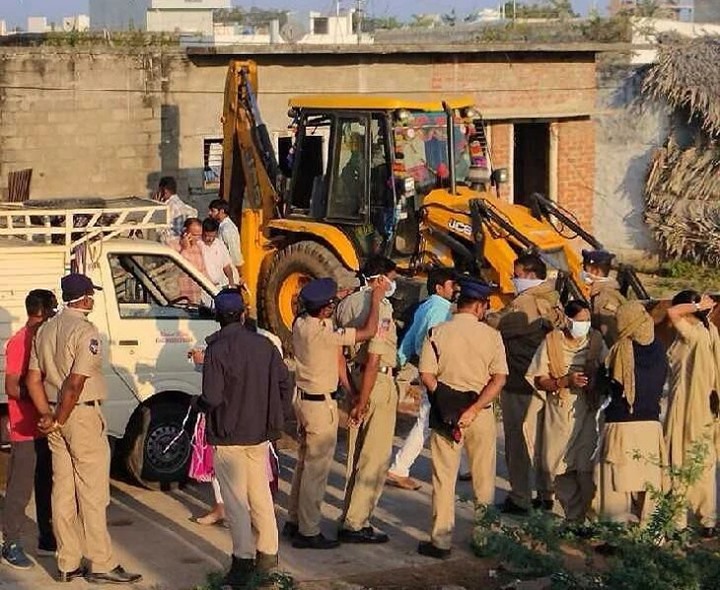 ఇళ్ల కూల్చివేత.. స్థానికులు ఆందోళన