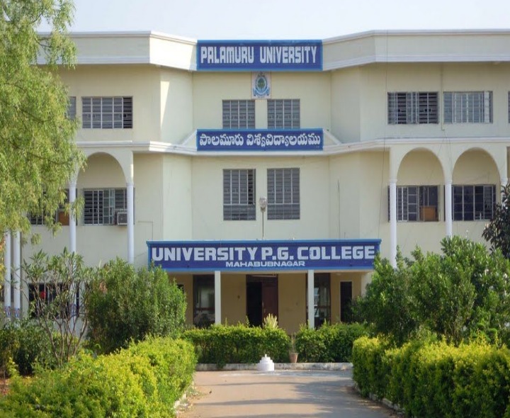 వర్సిటీ వసతి గృహాల్లో చీఫ్ వార్డెన్ తనిఖీ