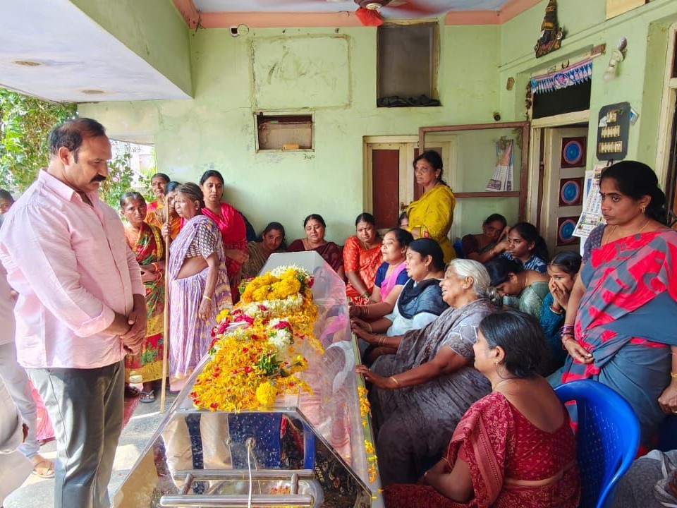 బాధిత కుటుంబాలను పరామర్శించిన మాజీ MLA
