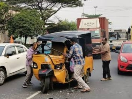 ఆటో డ్రైవర్ పై దాడి.. కేసు నమోదు